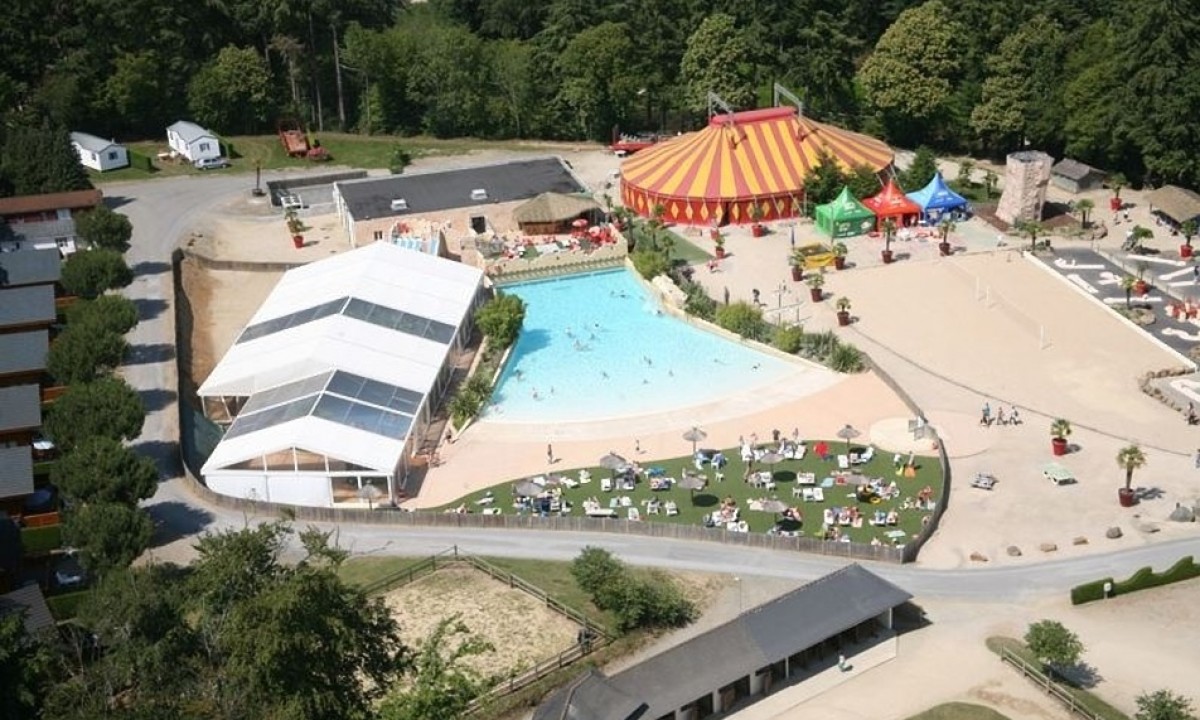 Camping-Domaine-des-Ormes-buiten Camping-Domaine-des-Ormes-buiten