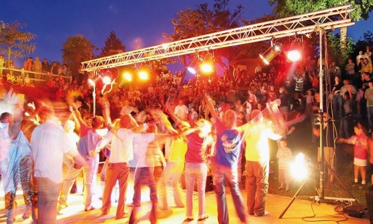 Camping-Domaine-des-Ormes-disco-Bretagne Camping-Domaine-des-Ormes-disco-Bretagne