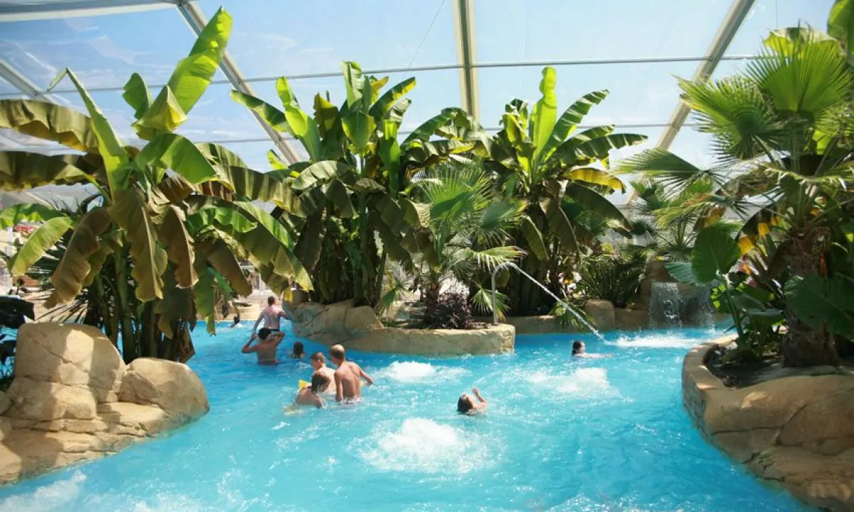 Camping-Domaine-des-Ormes-golfslagbad-Bretagne Camping-Domaine-des-Ormes-golfslagbad-Bretagne