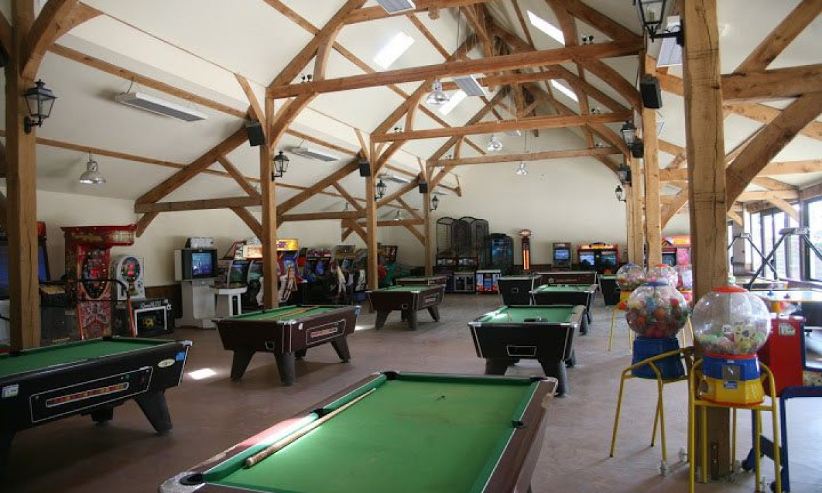 Camping-Domaine-des-Ormes-speelhal Camping-Domaine-des-Ormes-speelhal