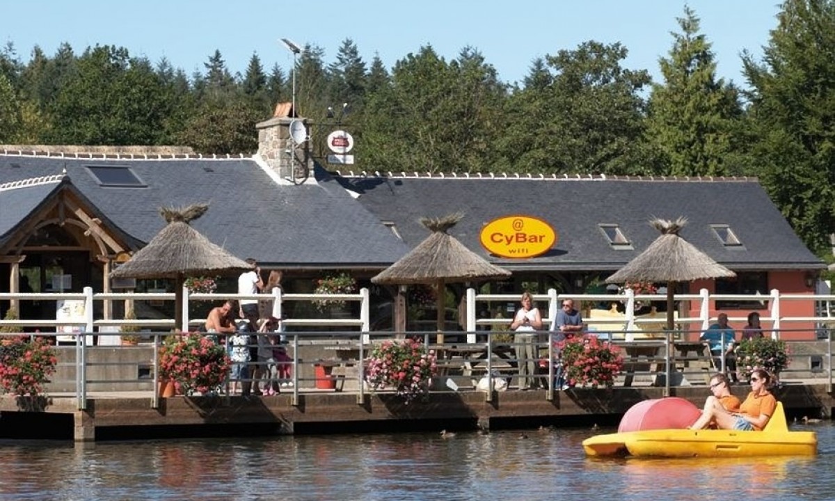Camping-Domaine-des-Ormes-waterfietsen-Bretagne Camping-Domaine-des-Ormes-waterfietsen-Bretagne