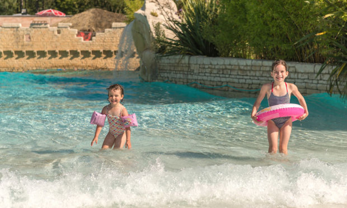Camping-Domaine-des-Ormes-zwemparadijs-binnen-4-baans-glijbaan Camping-Domaine-des-Ormes-zwemparadijs-binnen-4-baans-glijbaan