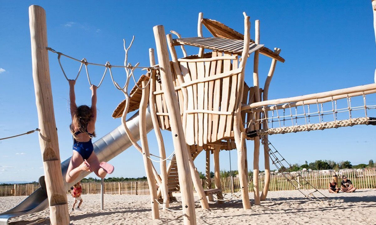 Camping-Le-Serignan-Plage-speeltuin Camping-Le-Serignan-Plage-speeltuin