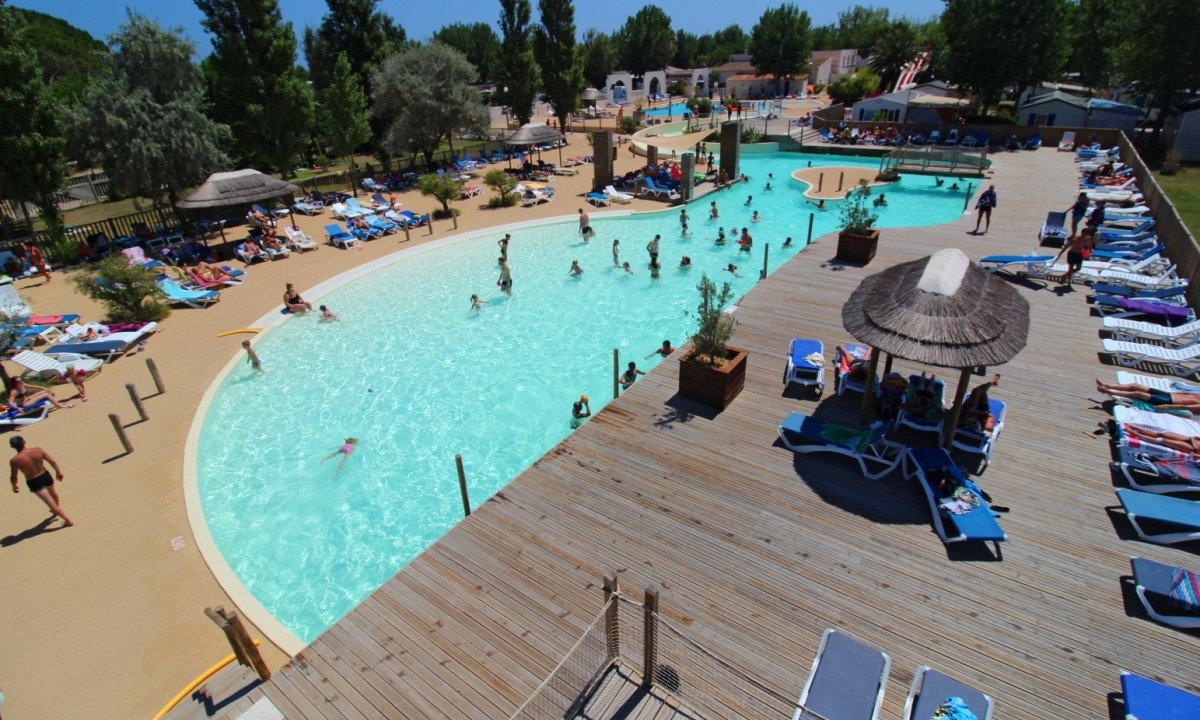 Camping-Le-Méditerranée-Plage-zonnedek Camping-Le-Méditerranée-Plage-zonnedek