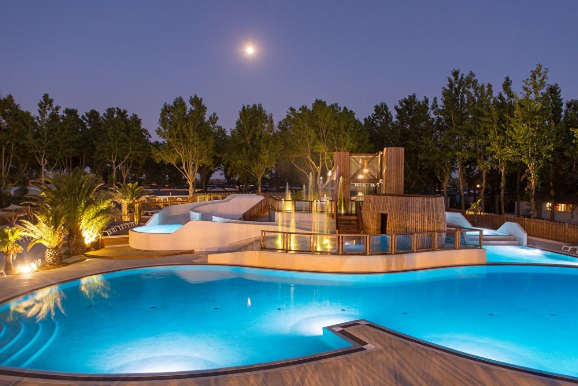 Camping-Blue-Bayou-zwembad-avond Camping-Blue-Bayou-zwembad-avond
