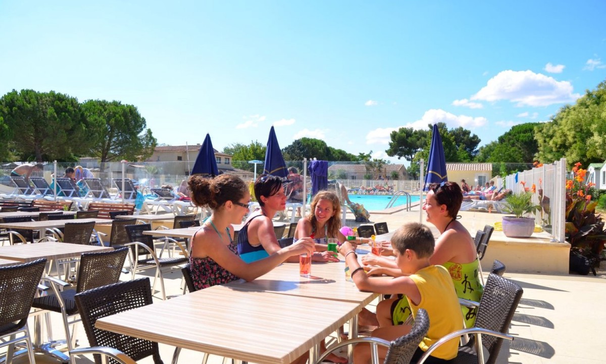 Camping-Bon-Port-Lunel-terras Camping-Bon-Port-Lunel-terras