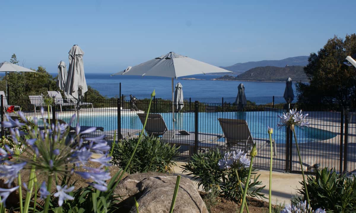 Camping-Lacasa-Corsica-zwembad-uitzicht