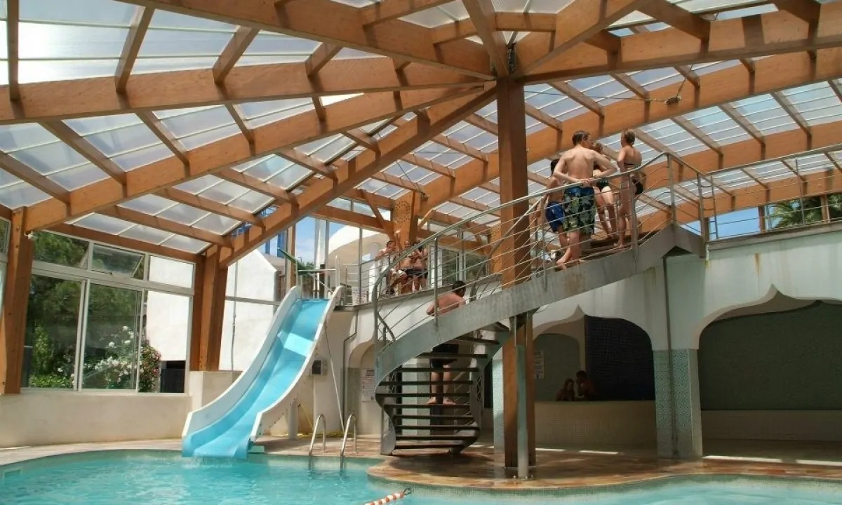 Camping-La-Baume-La-Palmeraie-binnenbad Camping-La-Baume-La-Palmeraie-binnenbad