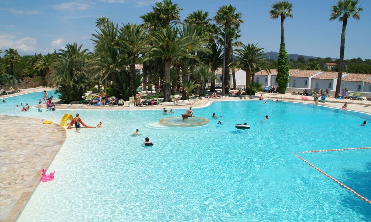 Camping-La-Baume-La-Palmeraie-zwembad-overzicht