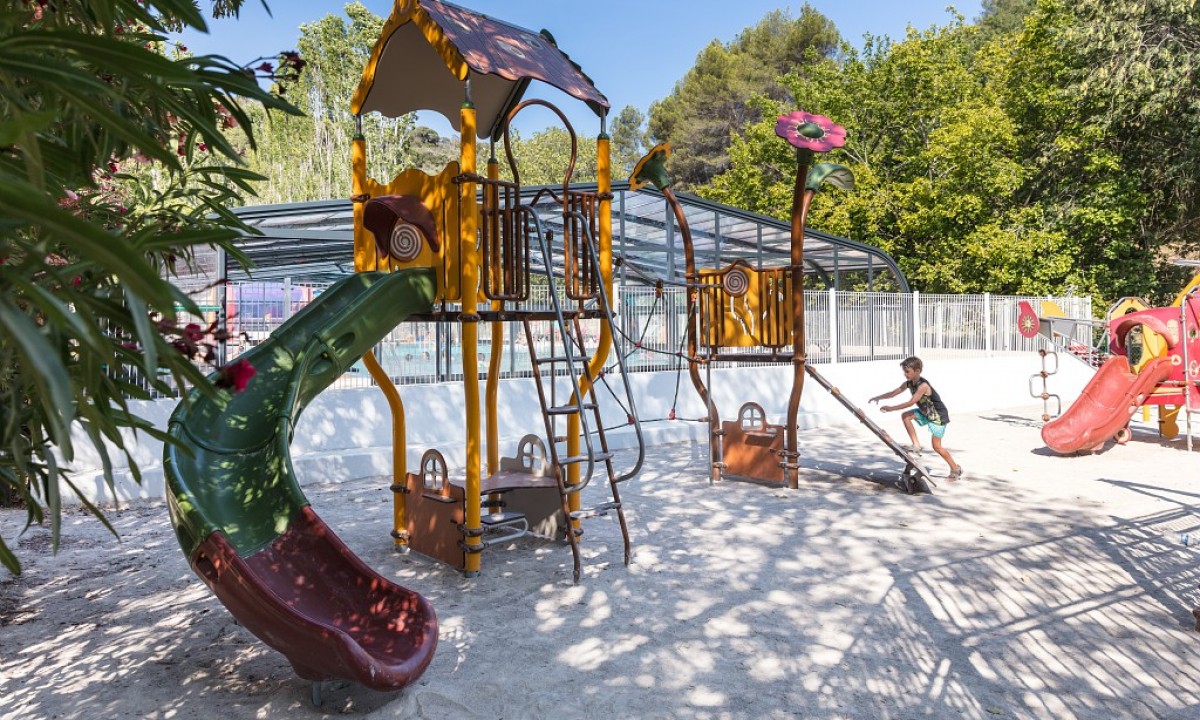 Camping-Le-Saint-Louis-speeltuin-2 Camping-Le-Saint-Louis-speeltuin-2