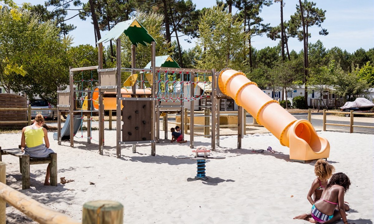 Camping-Les-Embruns-Lège-Cap-Ferret-speeltuin Camping-Les-Embruns-Lège-Cap-Ferret-speeltuin