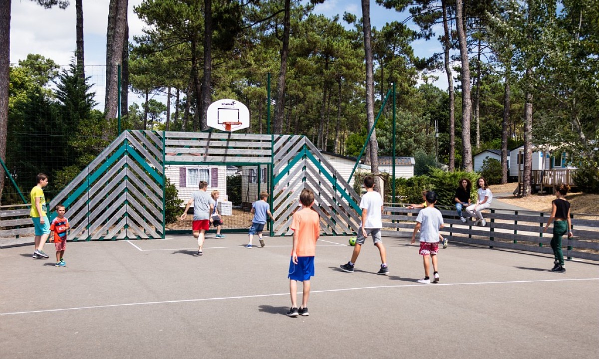 Camping-Les-Embruns-Lège-Cap-Ferret-sportveld Camping-Les-Embruns-Lège-Cap-Ferret-sportveld
