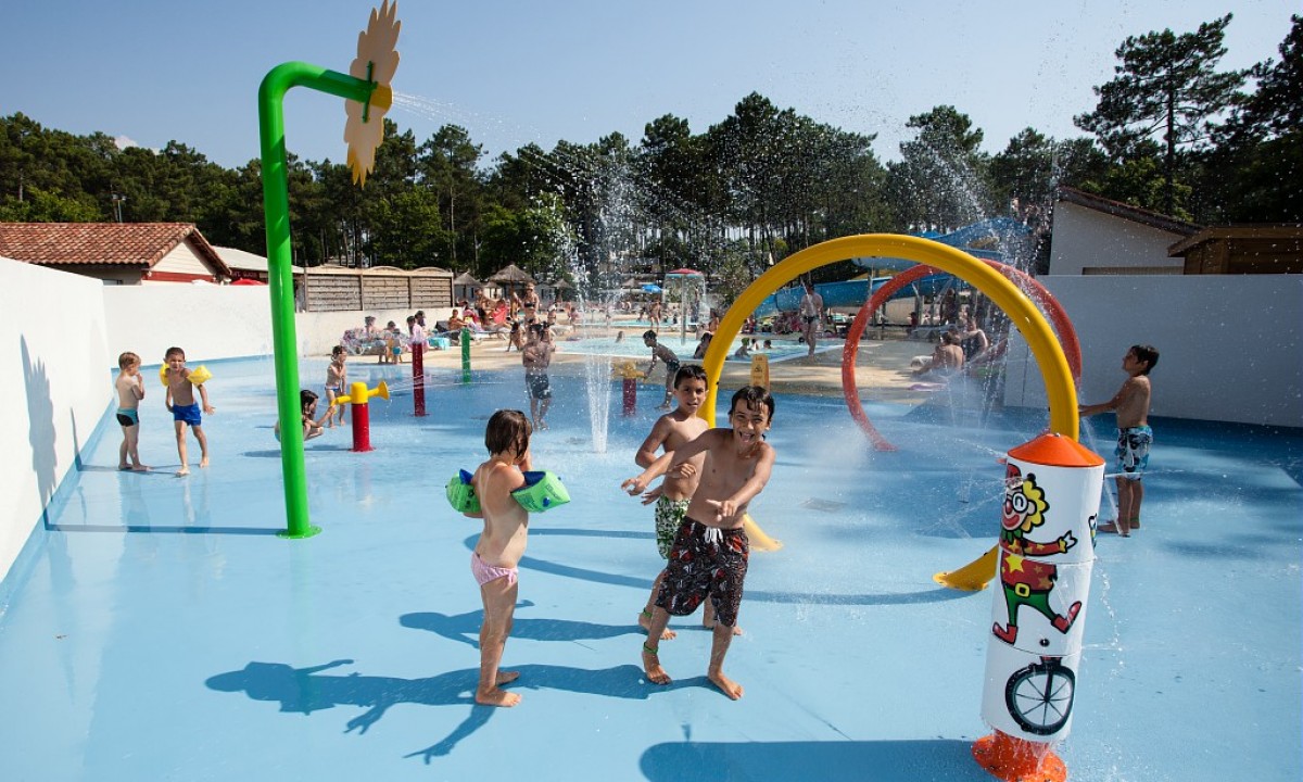 Camping-Les-Embruns-Lège-Cap-Ferret-waterspeeltuin Camping-Les-Embruns-Lège-Cap-Ferret-waterspeeltuin