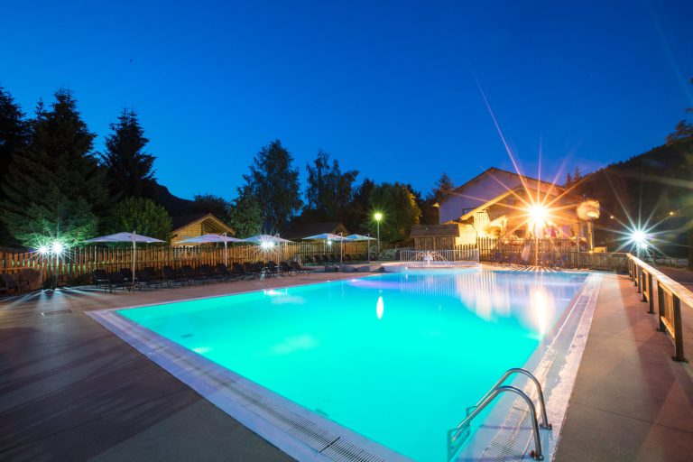 Camping Domaine de Champé zwembad avond 768x512