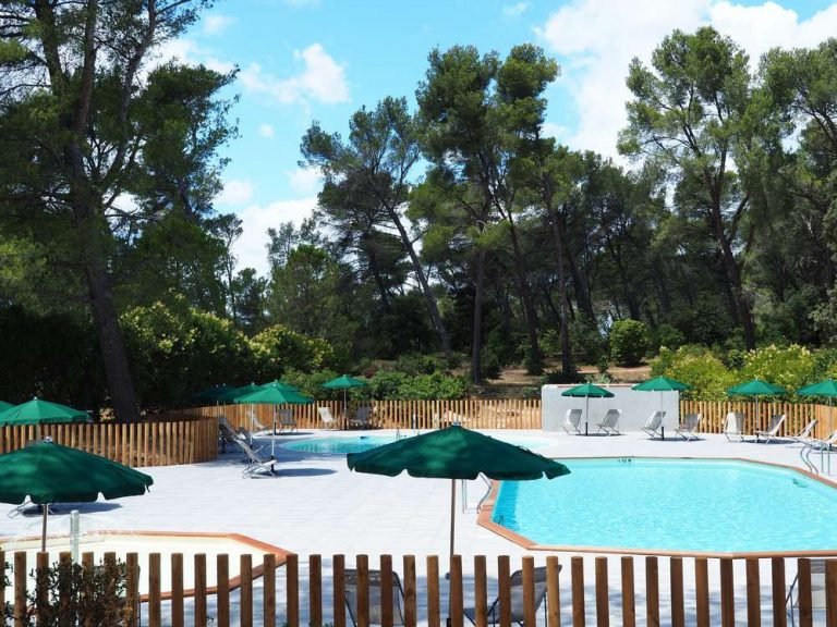 Camping Huttopia Fontvieille zwembad 768x576