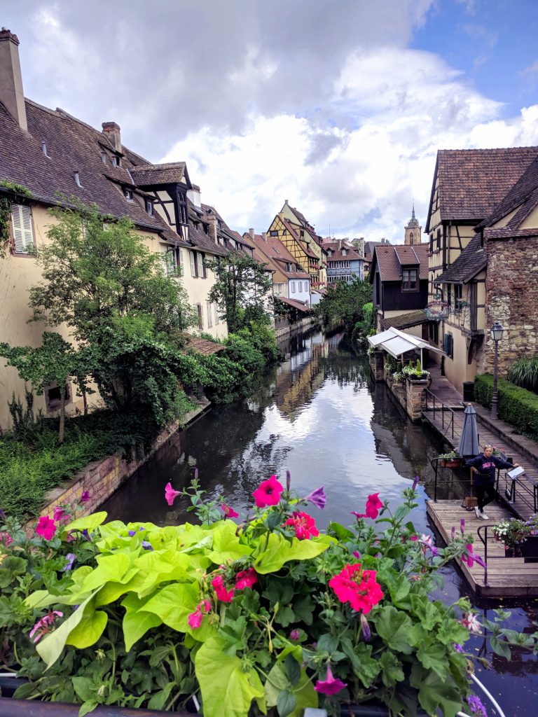 Bezienswaardigheden Colmar Petite Venise bloemen 768x1024