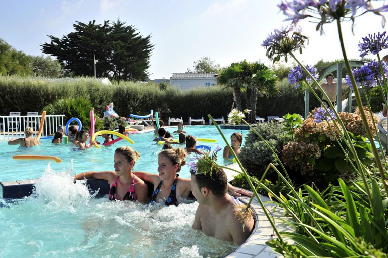 Camping Le Domaine de Ker Ys bubbelbad 768x511