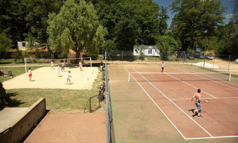 Camping Le Val d Ussel tennisbaan 768x461