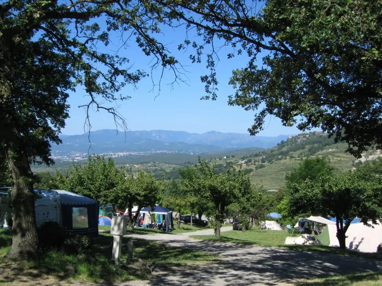 Camping Les Charmilles staanplaatsen 768x576