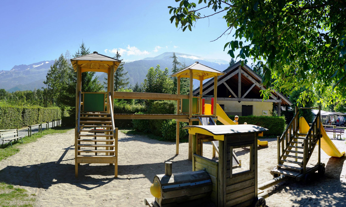 Camping Château de Rochetaillée in Le Bourg-d'Oisans, Auvergne-Rhône-Alpes, France photo 5
