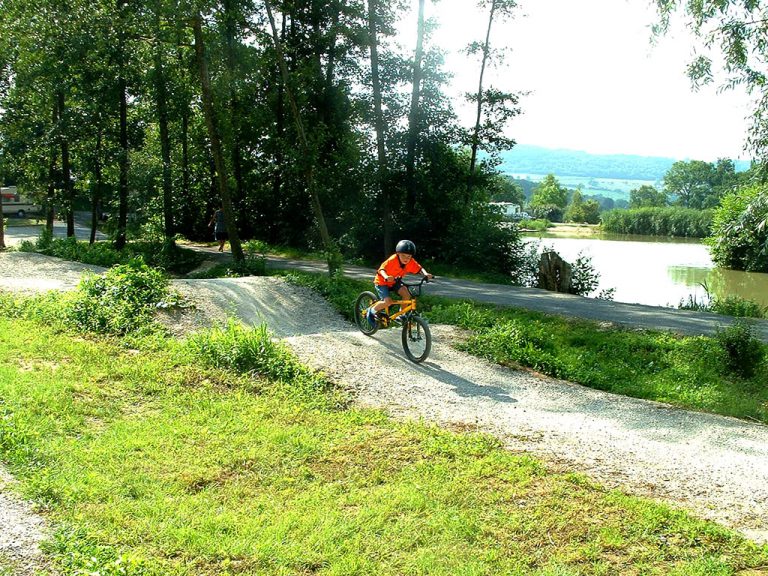 Camping Du Bois de Reveuge fietscroos terrein 768x576