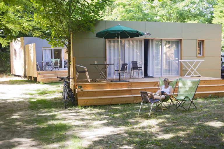Camping Huttopia Bourg Saint Maurice stacaravan verhuur 768x511
