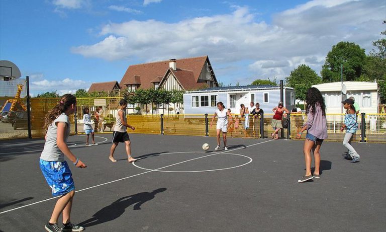 Camping La Vallée de Deauville sportveld 768x461