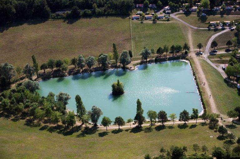 Camping Lac des 3 Vallées hondenzwemmeer 768x511