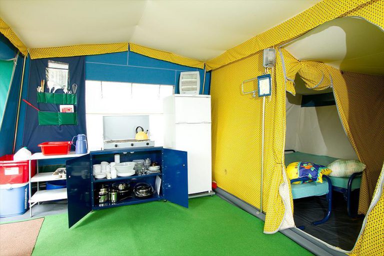 Camping Le Château de Montrouant bungalowtenten verhuur 768x512
