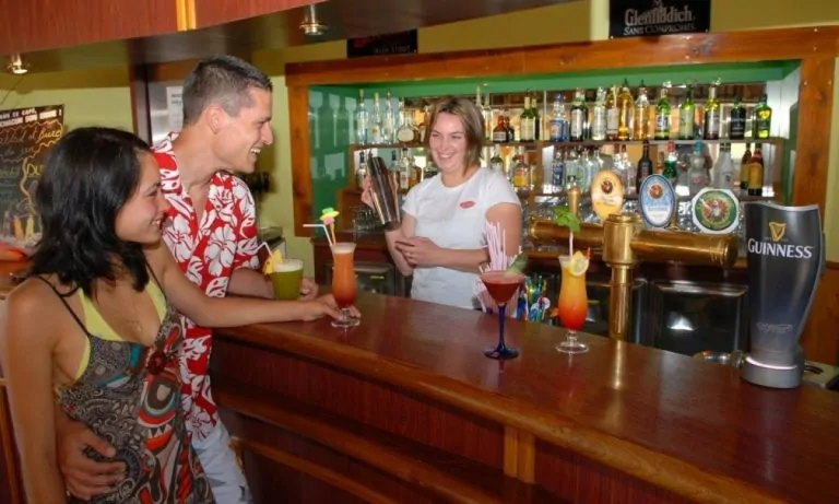 Camping Le Fayolan bar 768x461