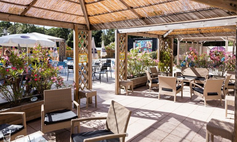 Camping Le Logis terras 768x461