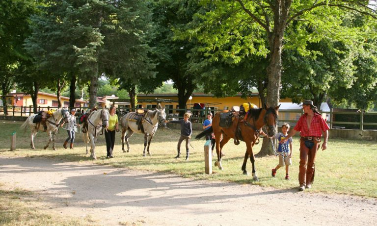 Camping Le Ranch des Volcans paardrijden 768x461