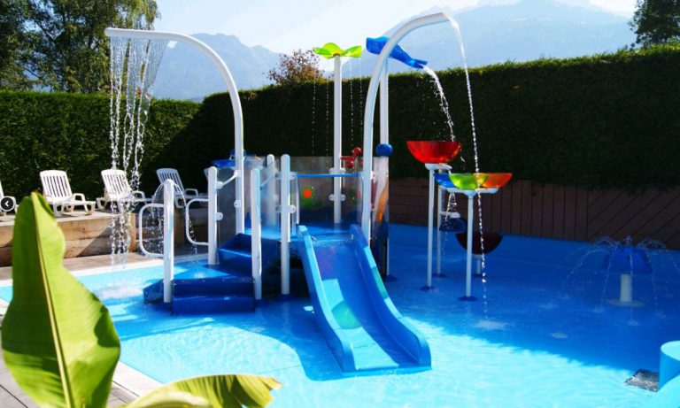Camping Les Fontaines Lathuile peuterbad met waterspeeltuin 768x461