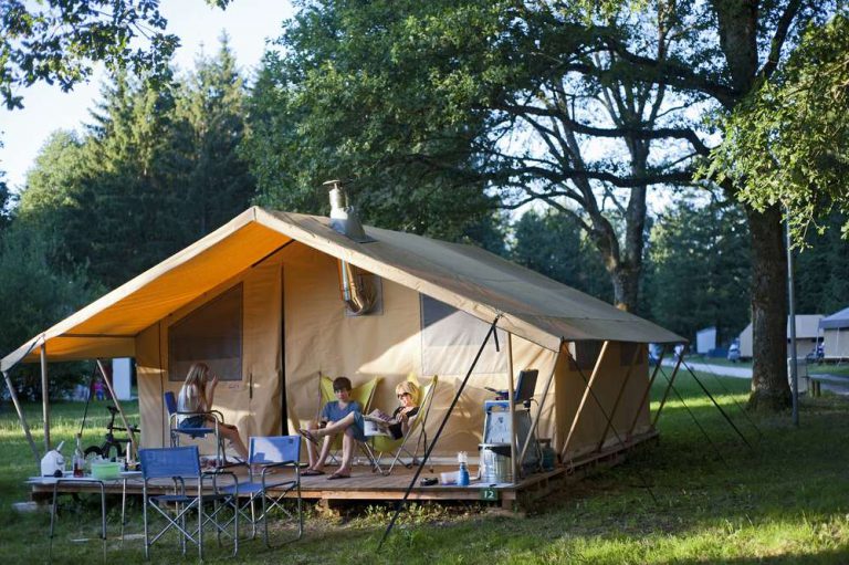Camping Huttopia Les Châteaux lodgetent huren 768x511