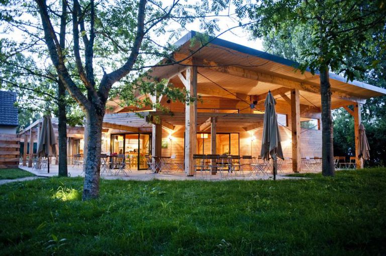 Camping Huttopia Les Châteaux terras 768x511