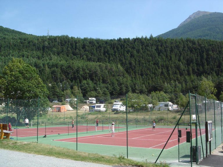 Camping Municipal Le Val D Ambin tennisbaan 768x576