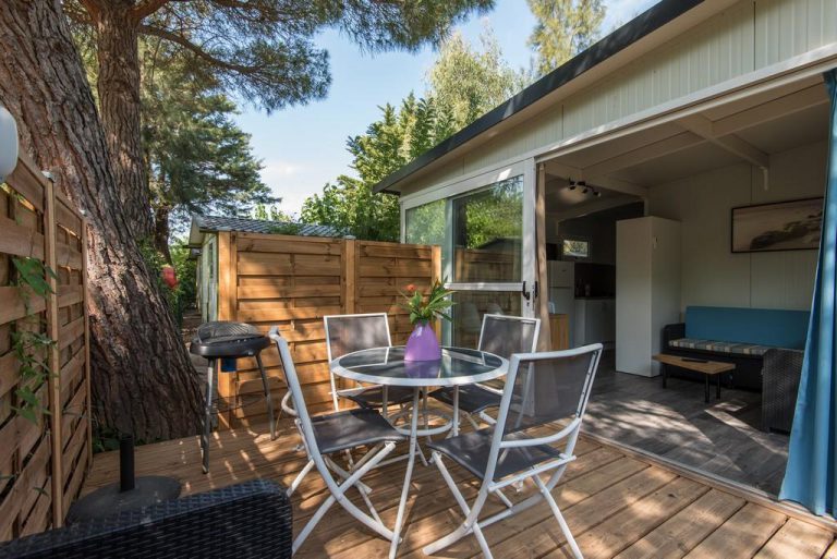 Camping La Pinède Enchantée in Argelès sur Mer terras 768x513