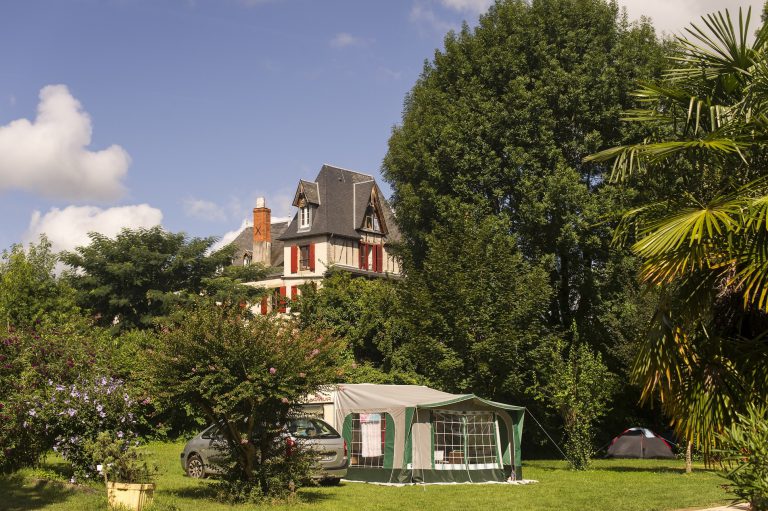 Camping Huttopia Beaulieu sur Dordogne staanplaats 768x511