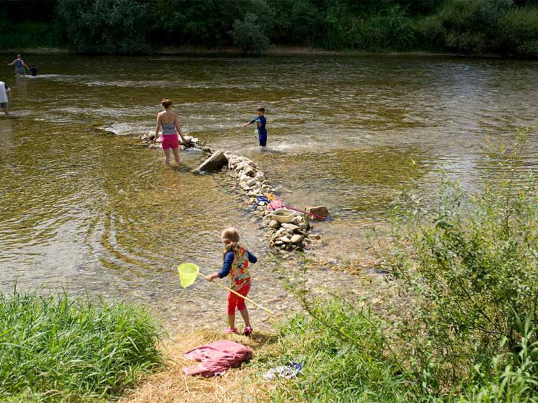 Camping Huttopia La Plage Blanche spelen in de rivier 768x576