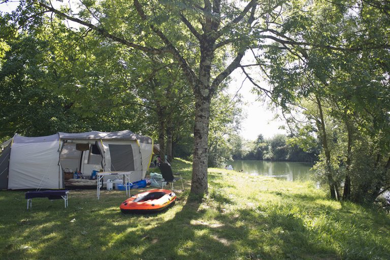 Camping Huttopia La Plage Blanche staanplaats aan rivier 768x511