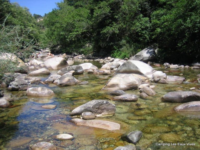 Camping Les Eaux Vives in Vero op Corsica aan rivier 768x576