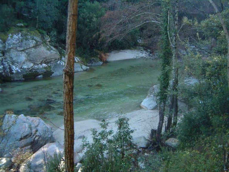 Camping Les Eaux Vives in Vero op Corsica rivier 768x576