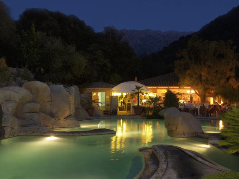 Camping Les Oliviers in Ota op Corsica zwembad avond 768x576