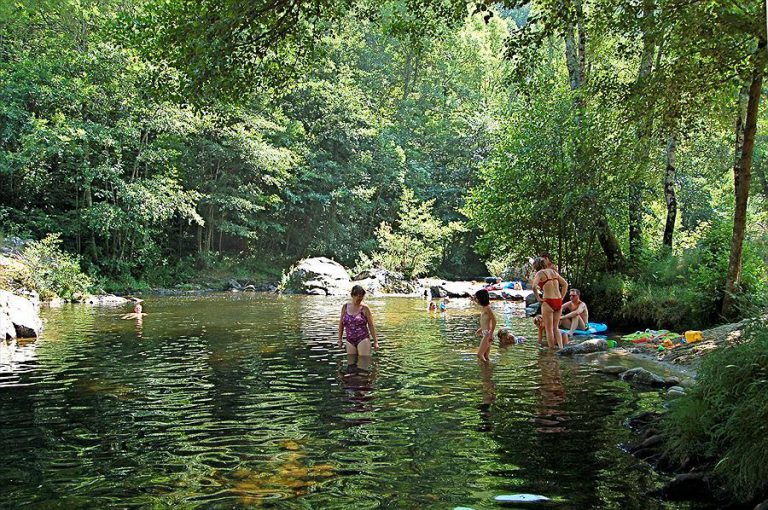 Camping L Ardéchois Ardeche spelen in de rivier 768x510