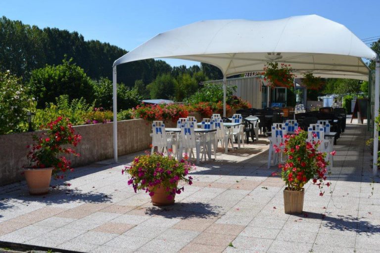 Camping Les Breuils terras 768x512