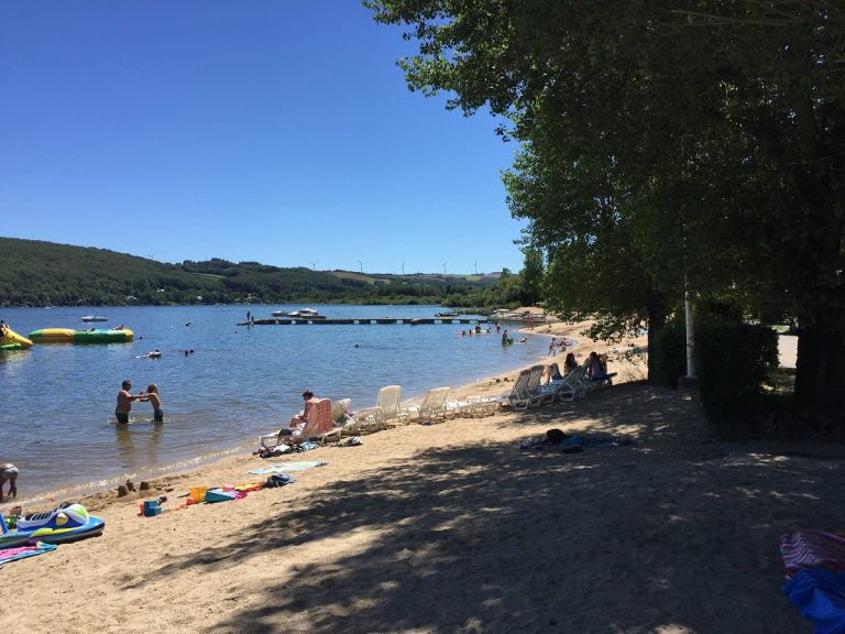 Camping Les Genêts Salles Curan strand 768x576