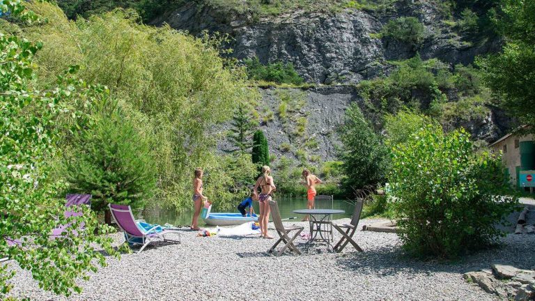 Camping Riverstrand aan rivier 768x432