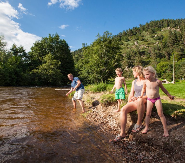 Camping de Vaubarlet aanr rivier 768x679