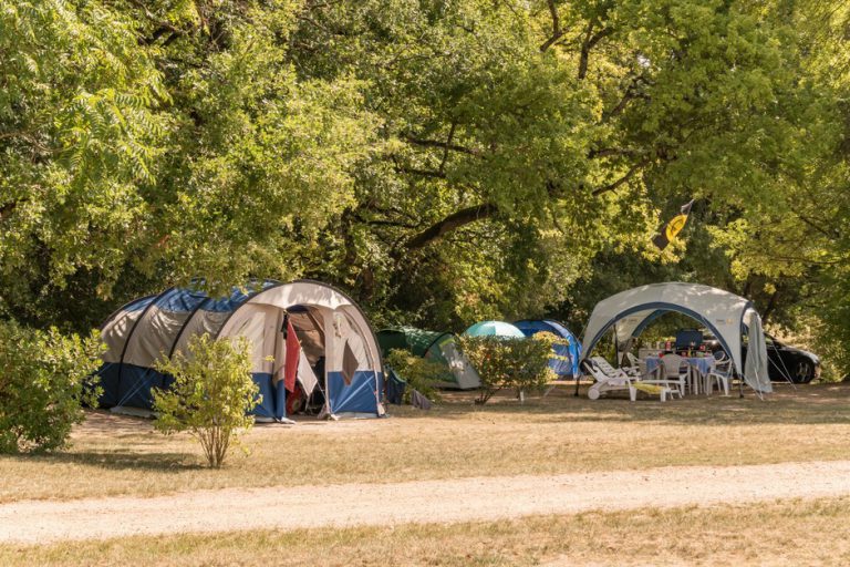 Camping le Petit Trianon de Saint Ustre staanplaatsen 768x512