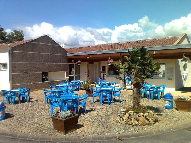 Camping La Croix Badeau terras 768x576